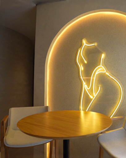 Ambiente da Zanol Clinic com luminária neon em silhueta