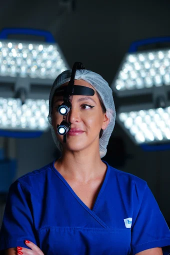 Cirurgiã da Zanol Clinic em centro cirúrgico