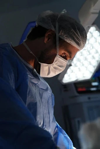 Cirurgião da Zanol Clinic em procedimento