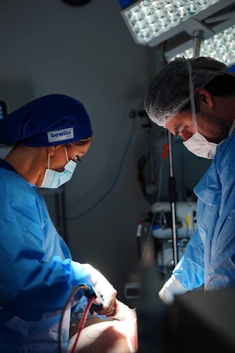 Equipe cirúrgica da Zanol Clinic durante procedimento